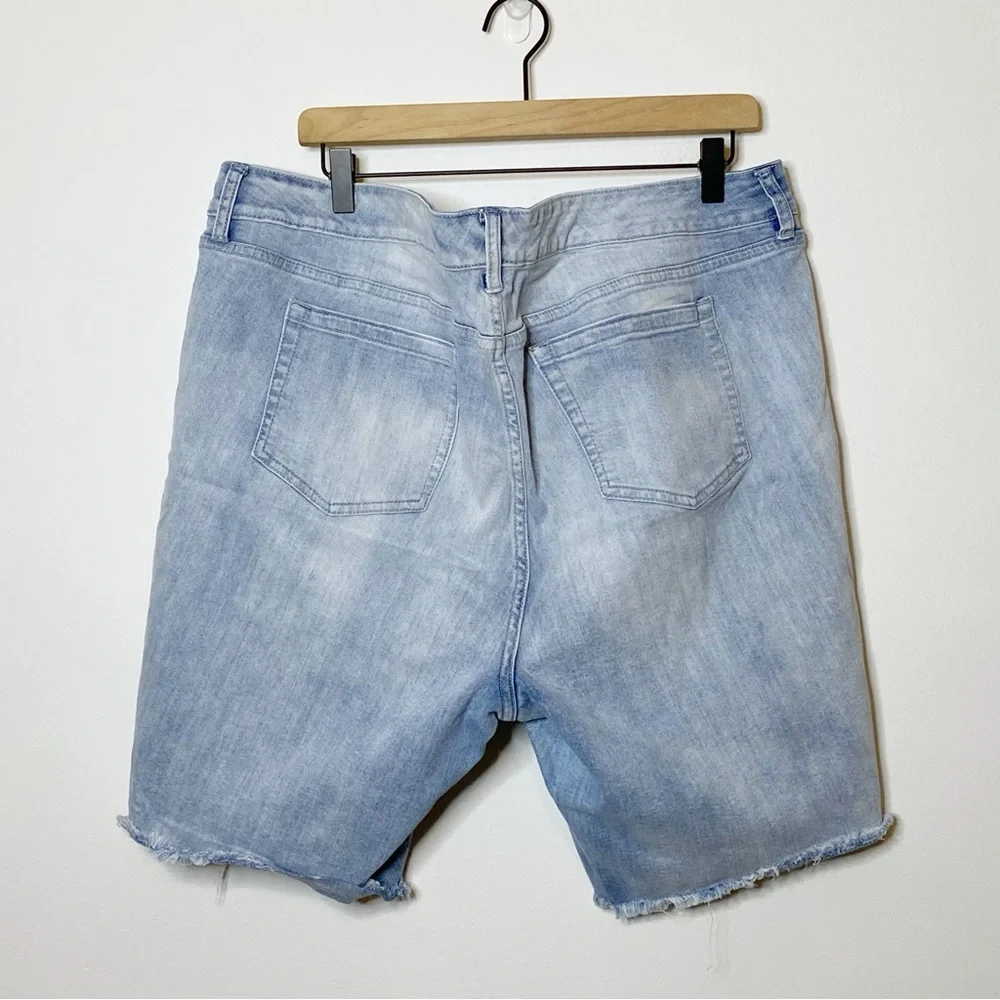 Torrid Light Wash Distressed Frayed Bermuda Denim Jean Shorts - Size 22
